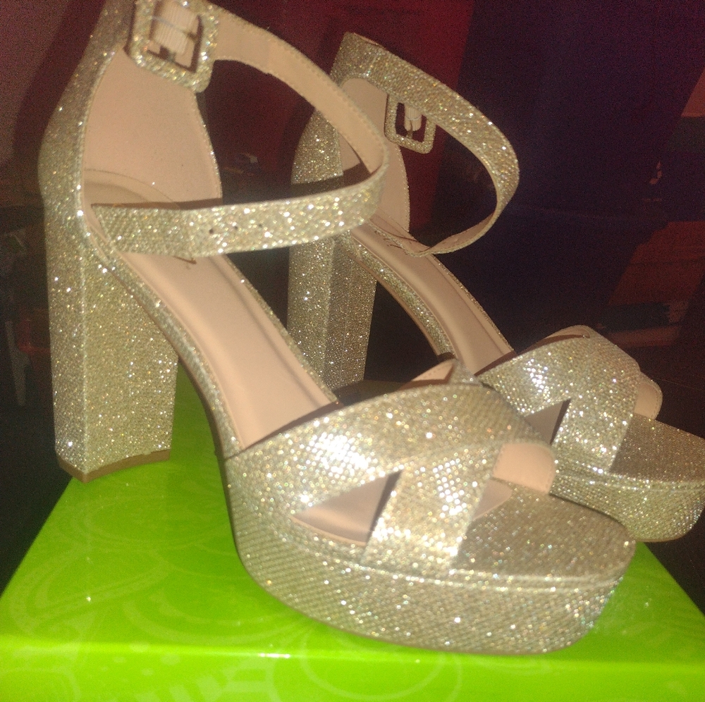 New sandals size 10